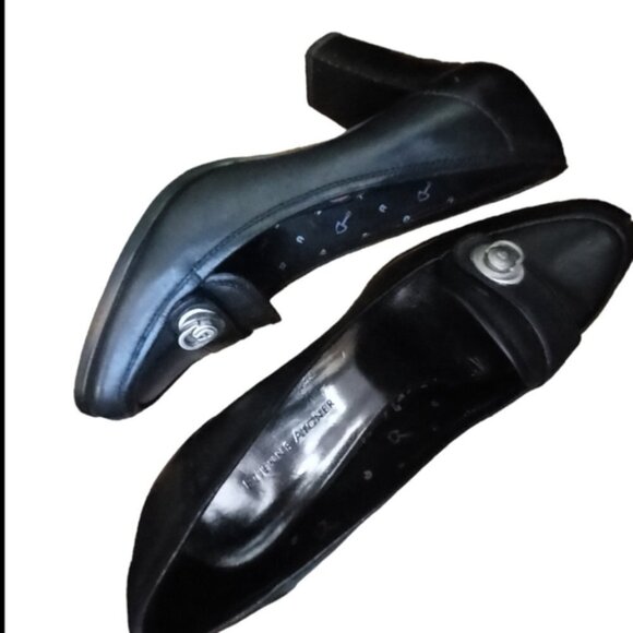 🏖️ETIENNE AIGNERE BLACK LEATHER PUMPS W STACKED HEEL & PEWTER LOGO - Picture 2 of 8